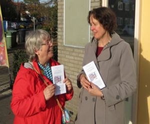 Maria en Miep met de eerste Ekopark Folder