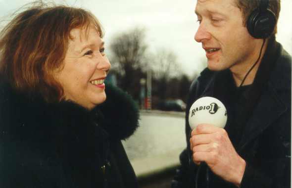 Interview Wieteke van Dort bij demonstratie tegen gentech, Congresgebouw, Den Haag, 20-01-2000