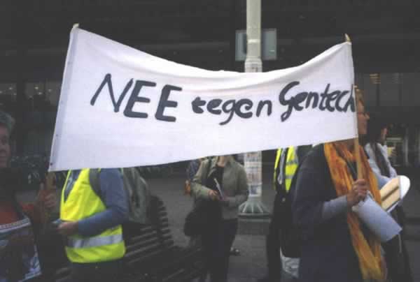 Demonstratie "WTO hands off my plate". Spandoek "Nee tegen Gentech"