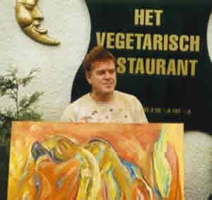 Leo van den Berg, met een schilderij