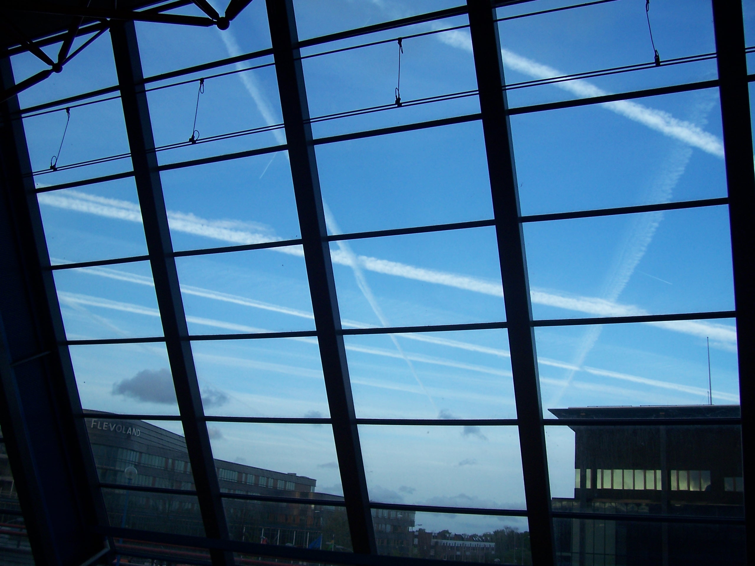 Chemtrails boven station Lelystad 2004 Miep Bos gepubliceerd in de Spits